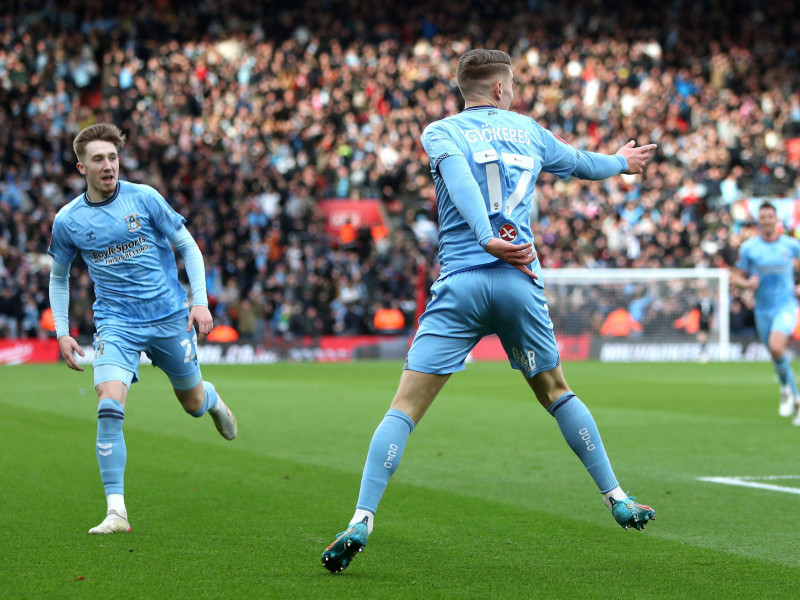 Viktor Gyokeres celebra un gol con la camiseta del Coventry.