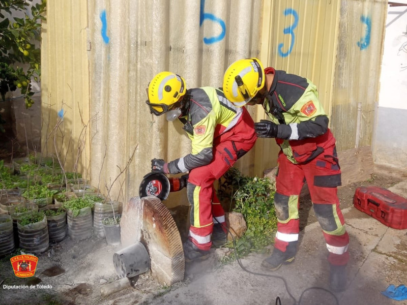 Bomberos en el momento del rescate