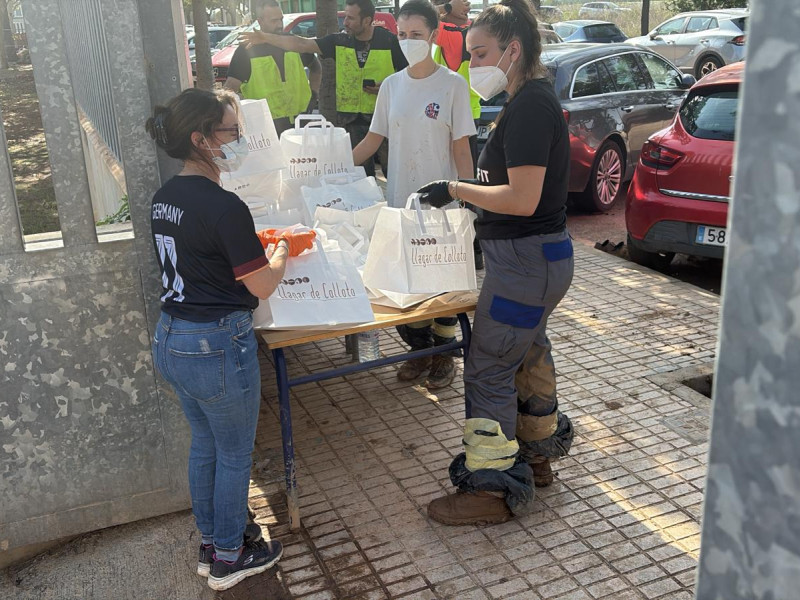 Voluntarios ayudan a repartir fabada