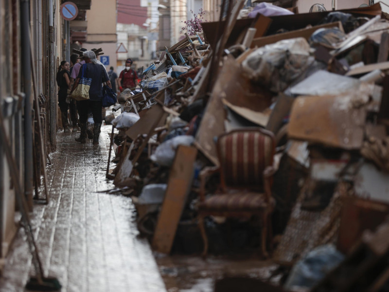 Voluntarios y vecinos trabajan para despejar una calle de Paterna (Valencia)