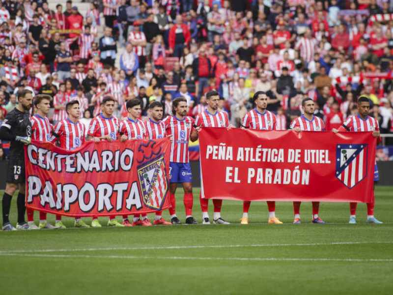 El metropolitano escuchó el himno de la Comunitat