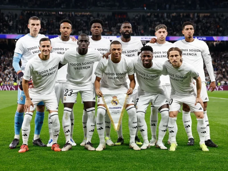 Los jugadores del Madrid posan con una camiseta de apoyo