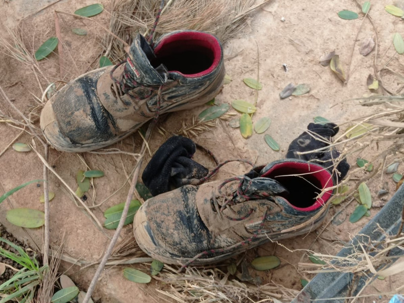 Botas de niño arrastradas por el agua en un parque de La Torre en Valencia