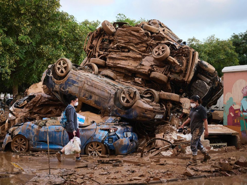 Coches amontonados en la zona afectada por la DANA