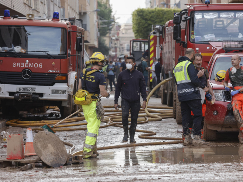 Un grupo de Bomberos trabaja en labores de limpieza en el municipio valenciano de Sedaví