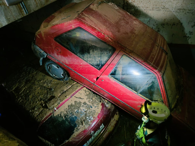 Bomberos coruñeses trabajando en garajes