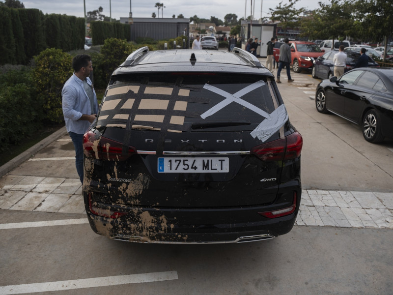 El coche, destrozado, que llevaba al presidente del Gobierno