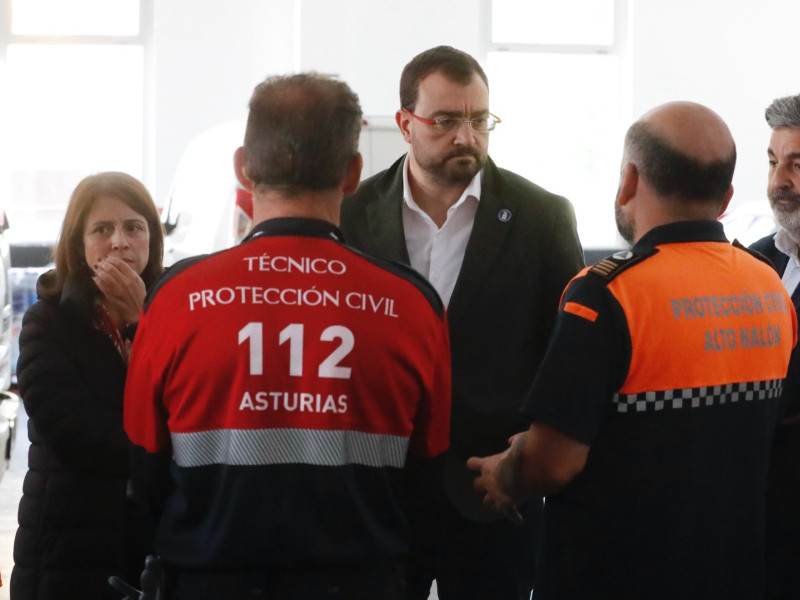 El presidente de Asturias, Adrián Barbón (centro), en el centro logístico de ayuda de emergencia para las zonas afectadas por la DANA