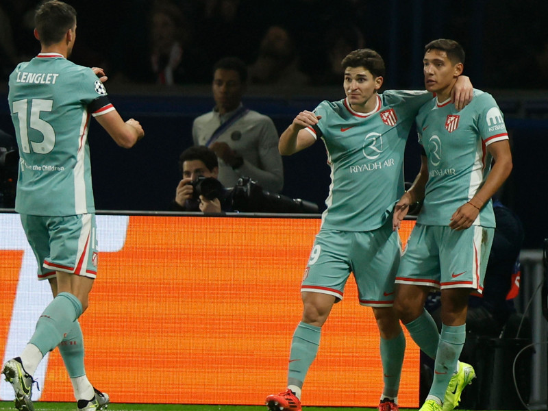 El Atlético de Madrid celebra el gol de Nahuel Molina en París