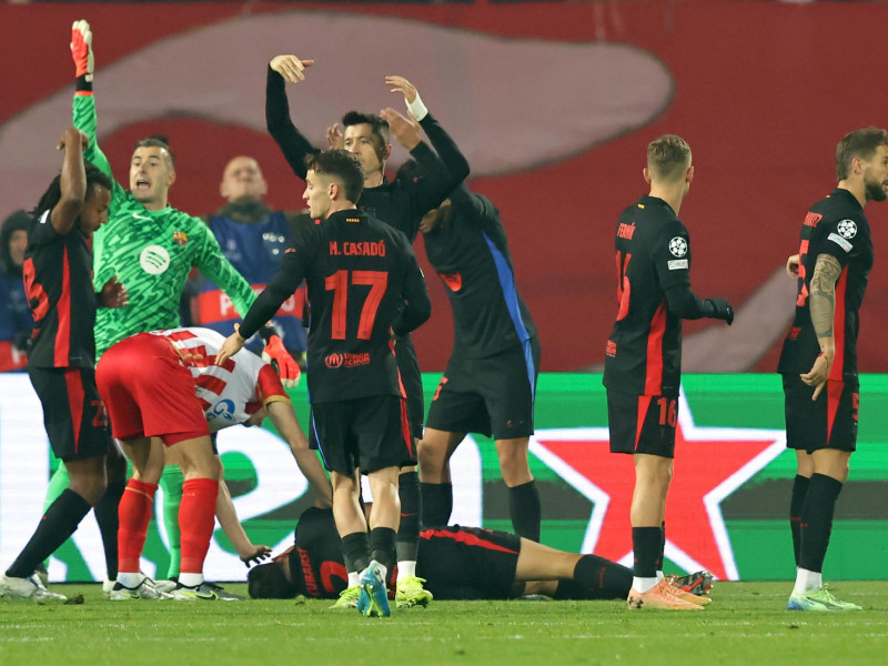 Belgrade (Serbia), 06/11/2024.- Pau Cubarsi of Barcelona lies on the pitch injured as his teammates call for the medical staff to come on during the UEFA Champions League league phase match between FC Crvena zvezda and FC Barcelona, in Belgrade, Serbia, 06 November 2024. (Liga de Campeones, Belgrado) EFE/EPA/ANDREJ CUKIC