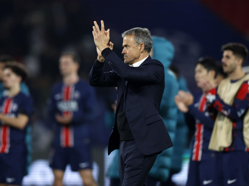 El entrenador Luis Enrique del PSG saluda a los aficionados tras perder el partido de la fase de grupos de la UEFA Champions League entre el Paris Saint-Germain y el Atlético de Madrid, en París, Francia, el 6 de noviembre de 2024