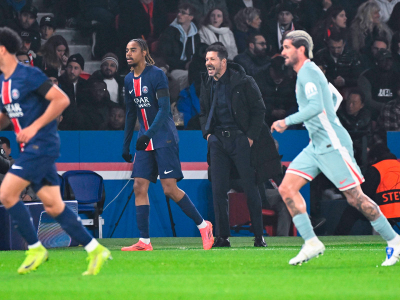 Cholo Simeone da instrucciones desde el banquillo durante el partido entre el PSG y el Atlético de Madrid, de Liga de Campeones