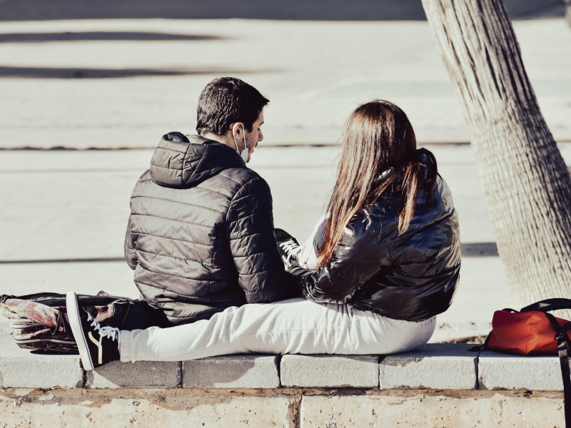 Pareja de enamorados abrazándose en una playa de España