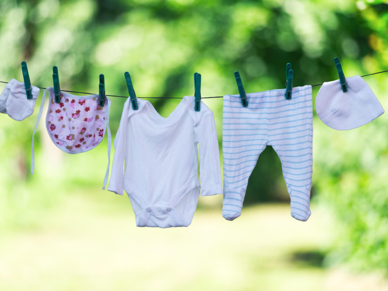 Ropa de bebé en el tendedero del jardín