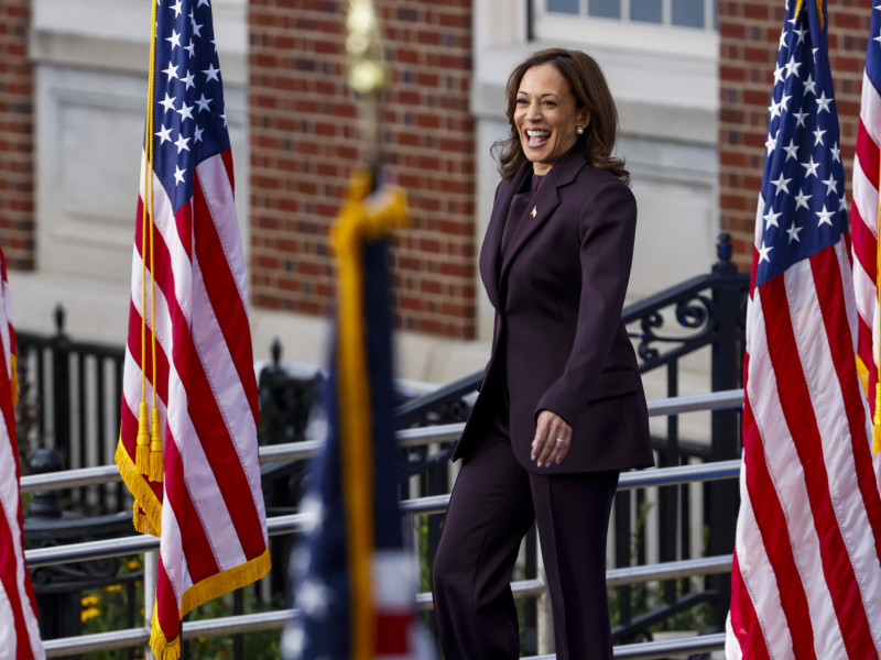 La vicepresidenta estadounidense y ex candidata presidencial demócrata Kamala Harris sale a pronunciar su discurso de concesión ante sus partidarios en la Universidad Howard en Washington, DC, EE. UU., el 6 de noviembre de 2024