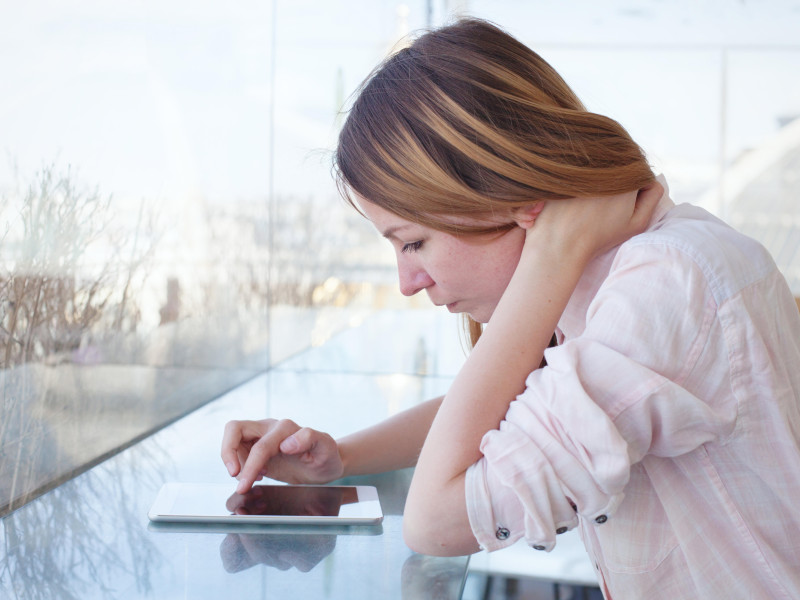 Mujer joven que utiliza una tableta digital en un interior moderno