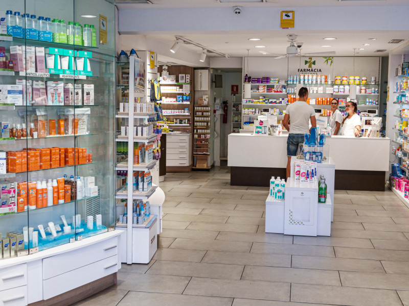 Farmacia, droguería, vitrina de exhibición de productos, interior, mostrador, hombre, mujer, cliente, empleado