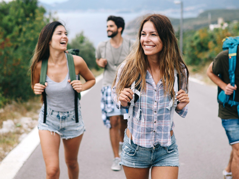 Feliz compañía de amigos viajando alrededor del mundo.