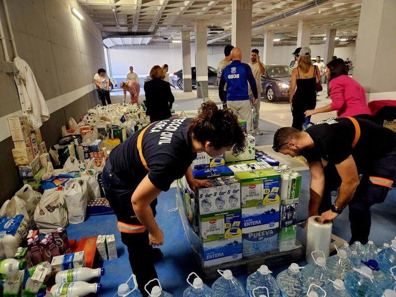 Voluntarios trabajan en el centro de recogida solidaria de Ifelor