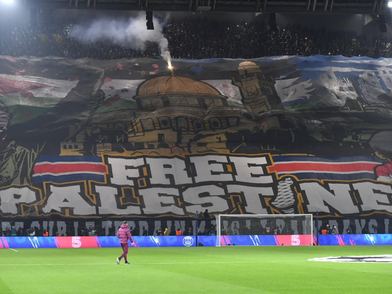 Tifo del PSG en el partido frente al Atlético de Madrid