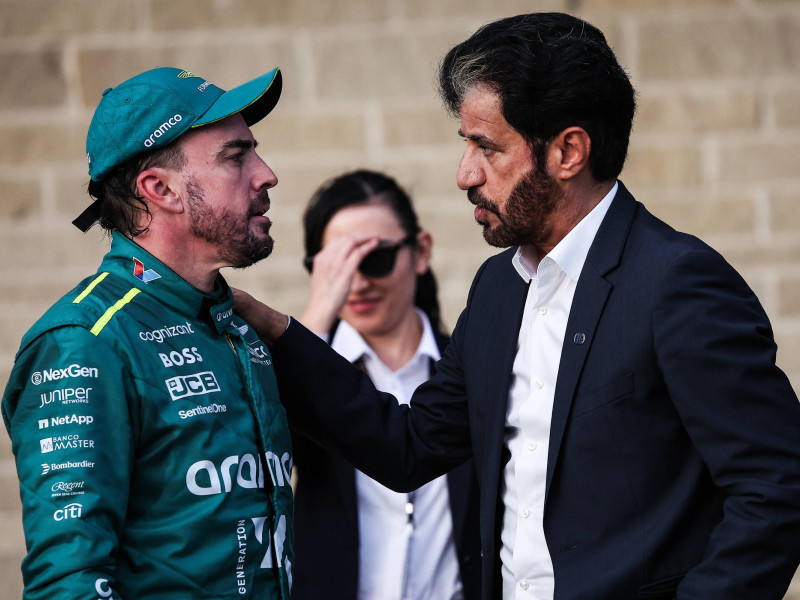 Sulayem, el presidente de la FIA, hablando con Alonso.