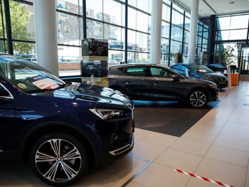 Coches en un concesionario de Cantabria