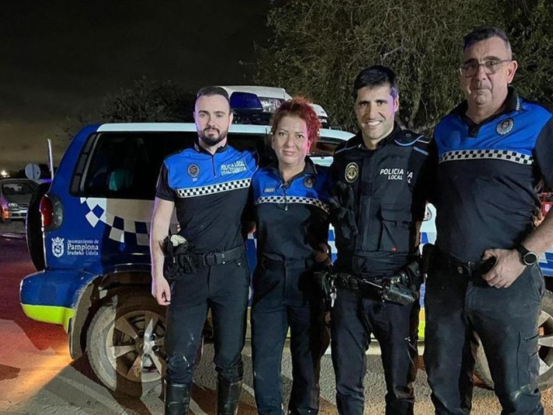 Gloria Sangüesa y Josemi Huarte, junto a Iker, el policía local de Villava