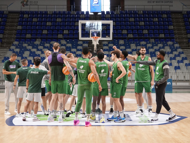 La plantilla de Unicaja hace piña durante un entrenamiento en el Carpena