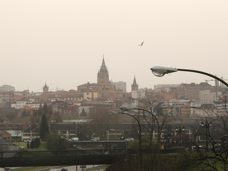 Cielo de Oviedo en marzo de 2022, durante un episodio de intrusión de polvo sahariano