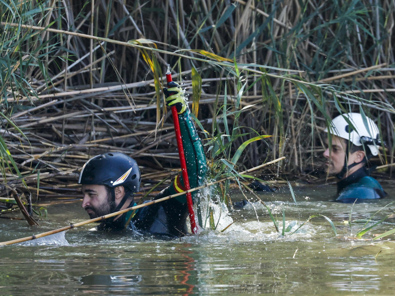 Los servicios de emergencias desplegados en las zonas afectadas por la dana en la provincia de Valencia continúan con la fase de búsqueda de posibles víctimas