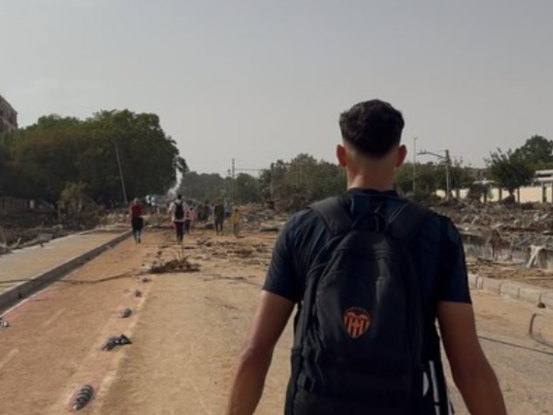 Rubén Iranzo camina por las calles arrasadas por la DANA de Picanya.