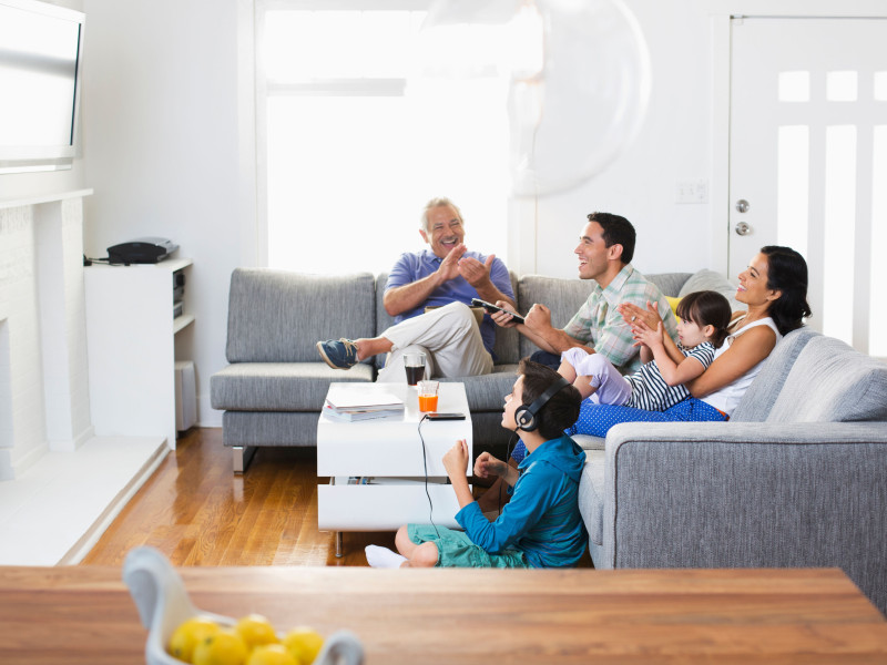 Familia viendo televisión juntos en la sala de estar