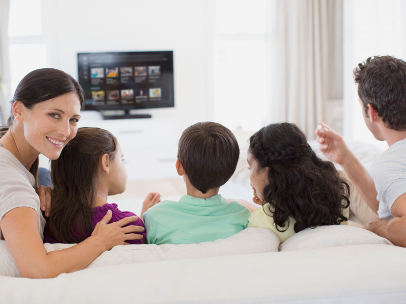 Familia viendo televisión en la sala de estar