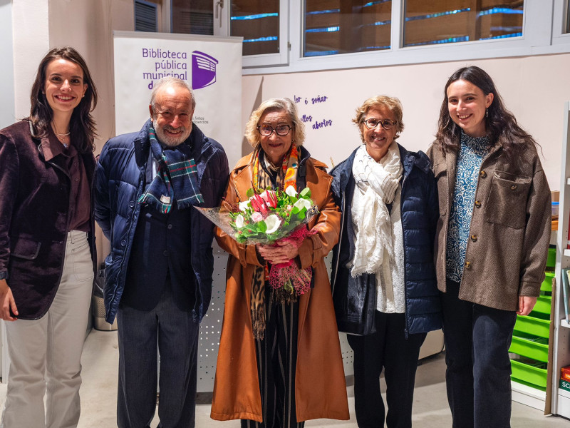 Lourdes Parada en la biblioteca con su familia