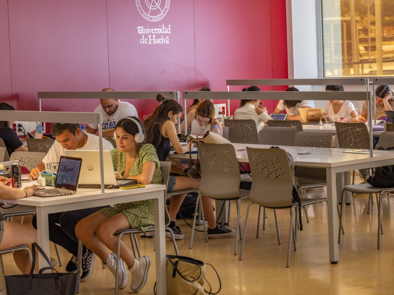 Alumnos preparando los exámenes en la librería de la Universidad de Huelva