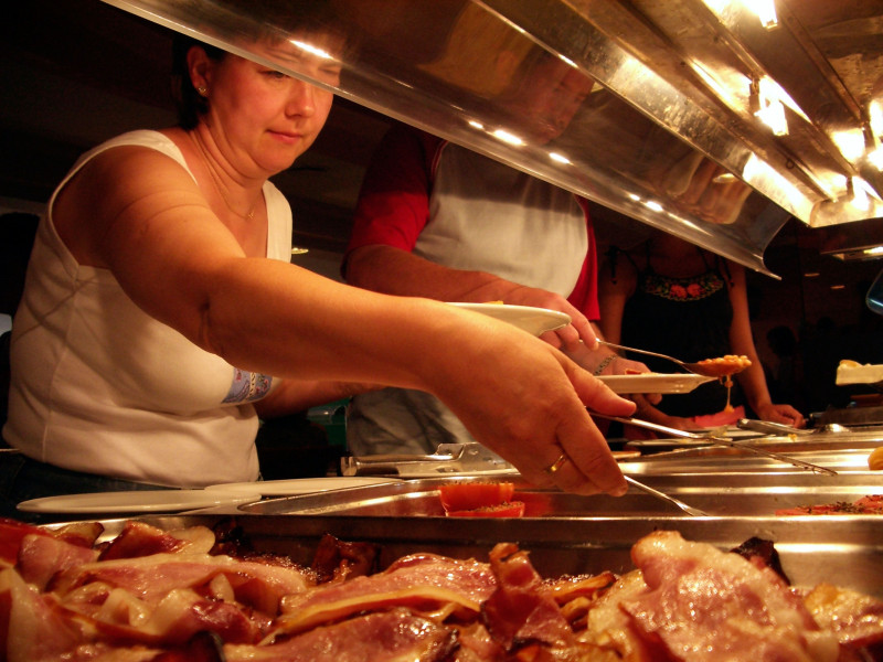 Turistas en el buffet del hotel, España, Baleares, Mallorca