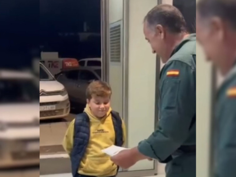 Julián, niño que ha hecho un dibujo a la Guardia Civil