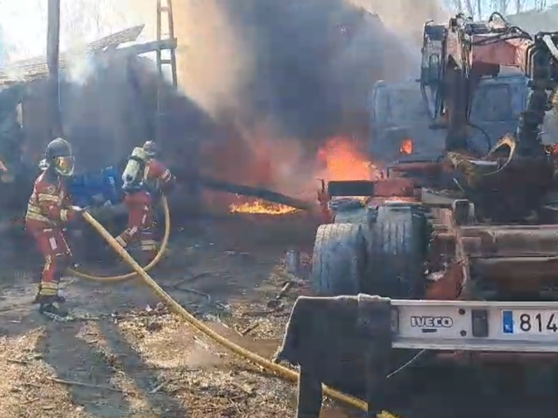 Intervienen los Bomberos de Ponferrada en un incendio en una nave de Almázcara (León)