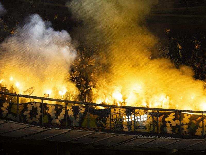 Aficionados del Maccabi encienden bengalas en el Johan Cruyff Arena