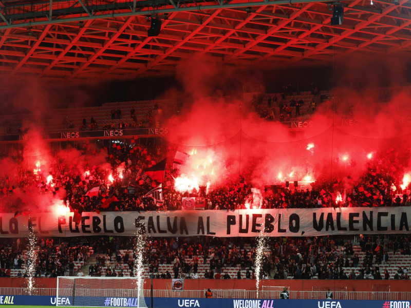 Pancarta desplegada por los hinchas del Niza en homenaje a Valencia