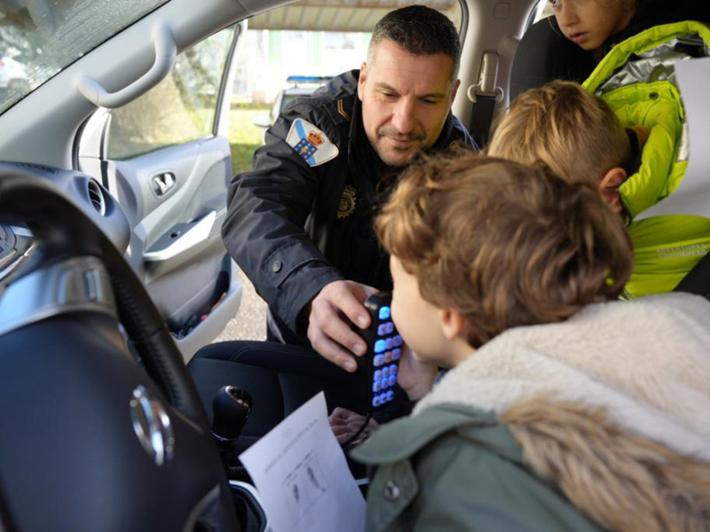 Policía Autonómica de Galicia con menores. FUENTE: UPA