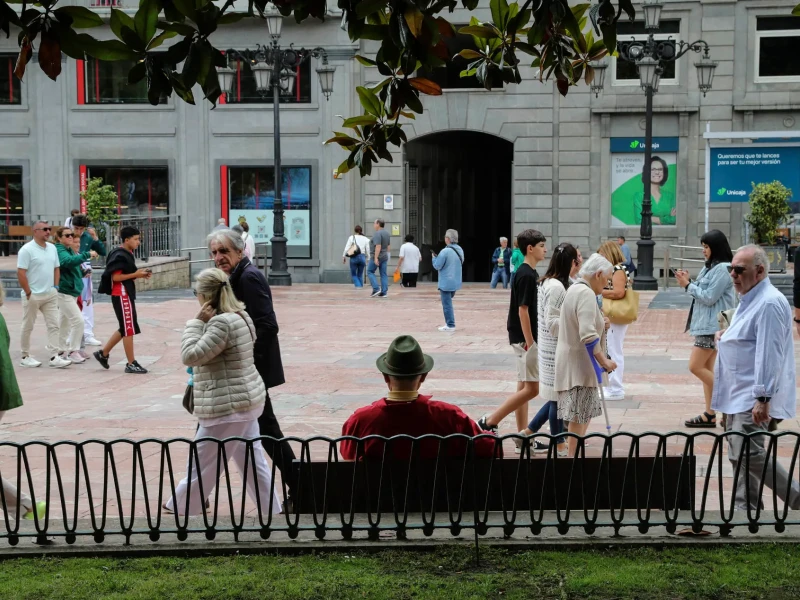 Gente en la plaza de la Escandalera de Oviedo