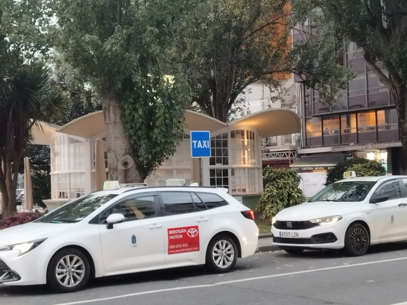 Taxis en la parada de la plaza de Ourense (A Coruña)