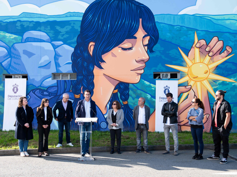 Presentación de Arte no Camiño diante do mural de Lidia Cao