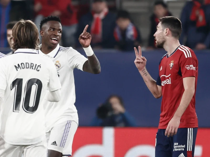 El delantero brasileño del Real Madrid, Vinicius Jr. y el delantero de Osasuna, Moi Gómez, conversan