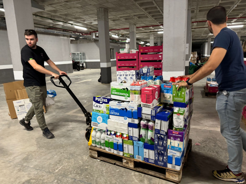 Voluntarios transportan ayuda humanitaria para Valencia en Ifelor