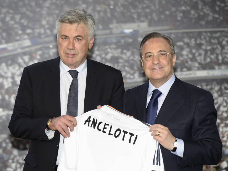 Carlo Ancelotti posa junto a Florentino Pérez en su presentación como entrenador del Real Madrid en 2014.