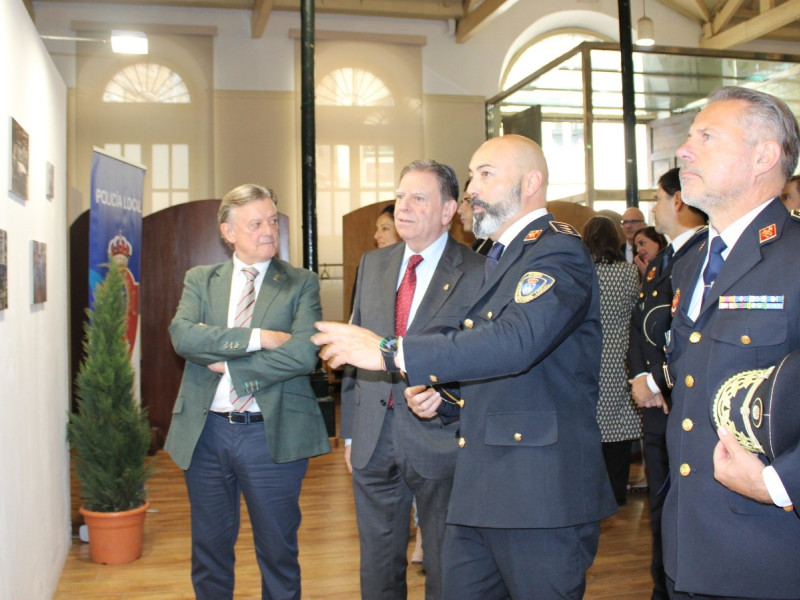 El alcalde, Alfredo Canteli, ha visitado la exposición acompañado, entre otros, por el Inspector de la Policía Local, Óscar Cuendias