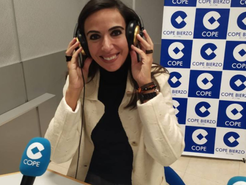 Silvia Rodríguez Álvarez, colaboradora de COPE Bierzo (chaqueta blanca elegante)