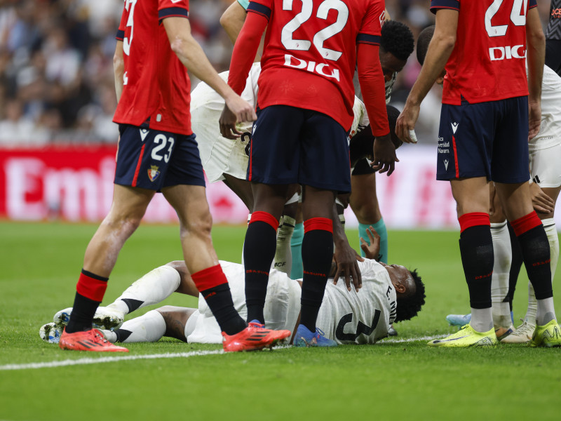 Éder Militão, en el césped lesionado de la rodilla.